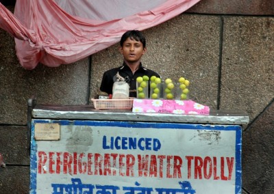 शिक्षक दिवस के दिन 4:25 बजे, स्थान-सीविक सेंटर, नई दिल्ली, अब्दूल (14 वर्ष) अपना और अपने परिवार के दो रोटी के वास्ते पानी बेच रहा था. (Photo: Aarju Siddiqui)