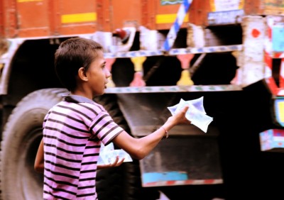 शिक्षक दिवस के दिन 4:40 बजे, स्थान– भजनपुरा आउटर रिंग रोड, राजकुमार (8 वर्ष) पानी की थैली बेच रहा था. (Photo: Aarju Siddiqui) 
