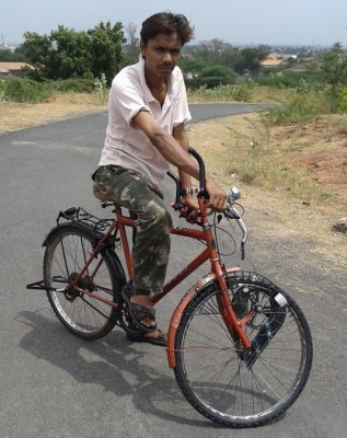 apni HAND POWER PLUS Bicycle ke sath saddam khan