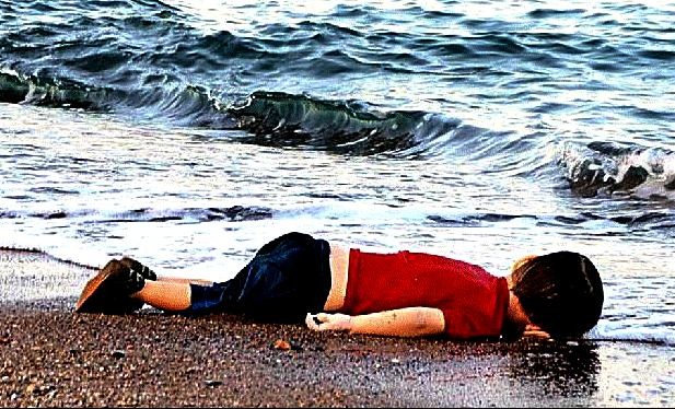 तुर्की के समुद्र तट पर आए इस डूबे सीरियाई बच्चे की तस्वीर ने दुनियाभर को झकझोर दिया है.